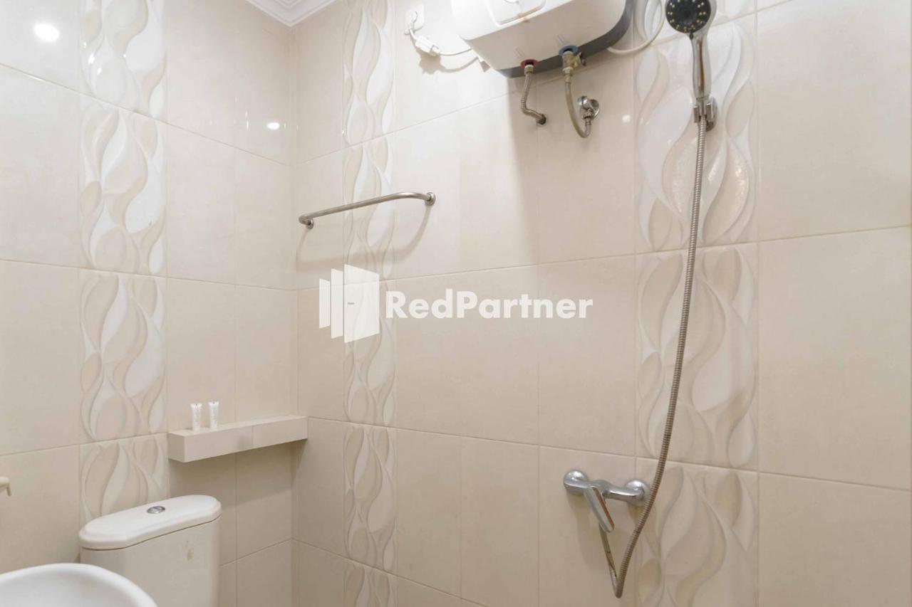 Jo Residence Syariah Redpartner Джакарта Екстериор снимка