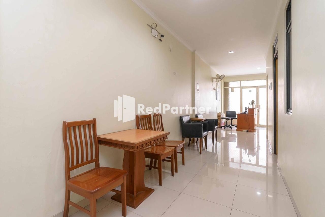 Jo Residence Syariah Redpartner Джакарта Екстериор снимка