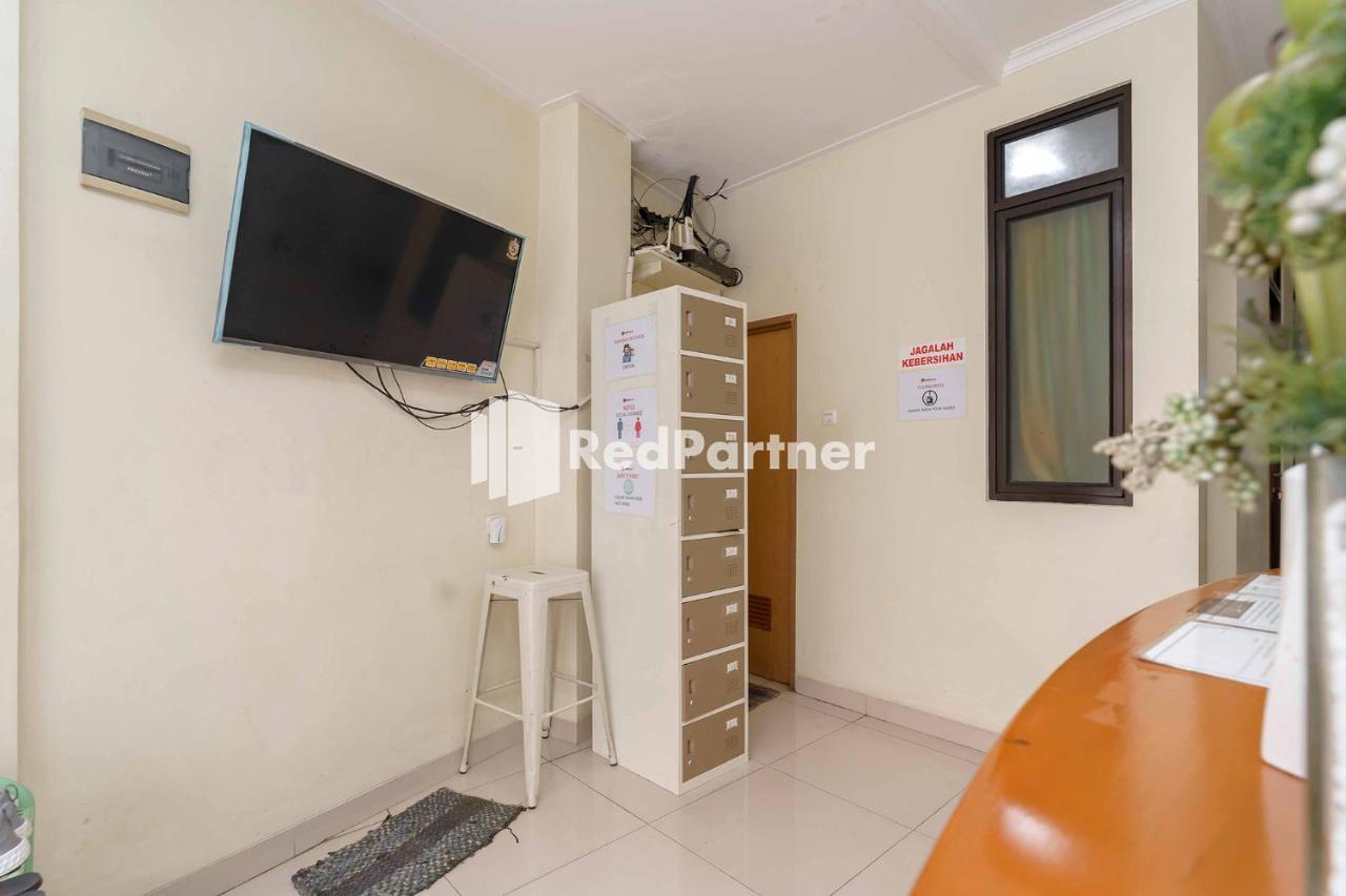 Jo Residence Syariah Redpartner Джакарта Екстериор снимка